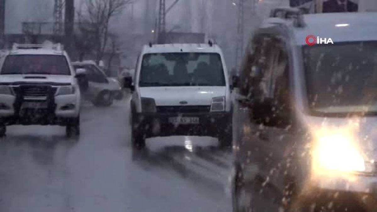 Yüksekova\'da Kar Yağışı Hayatı Olumsuz Etkiliyor