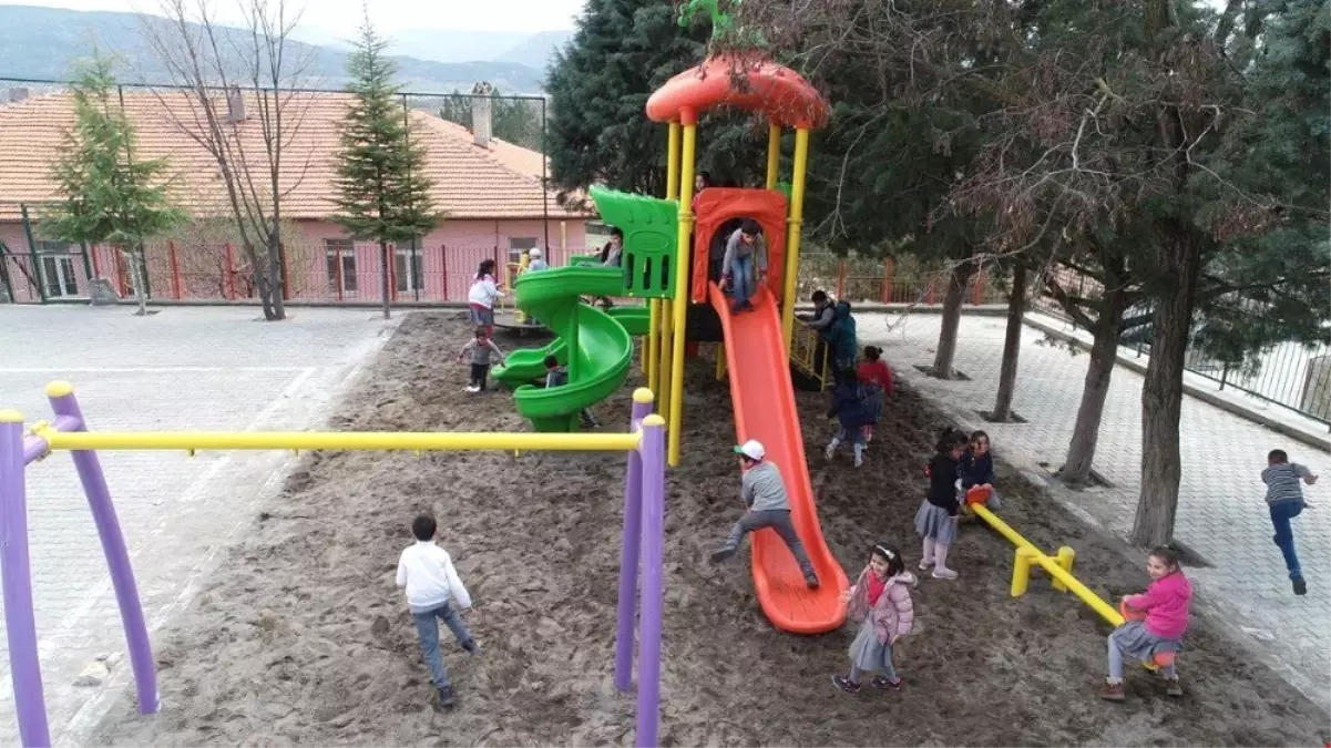 30 Köy Okuluna Çocuk Parkı