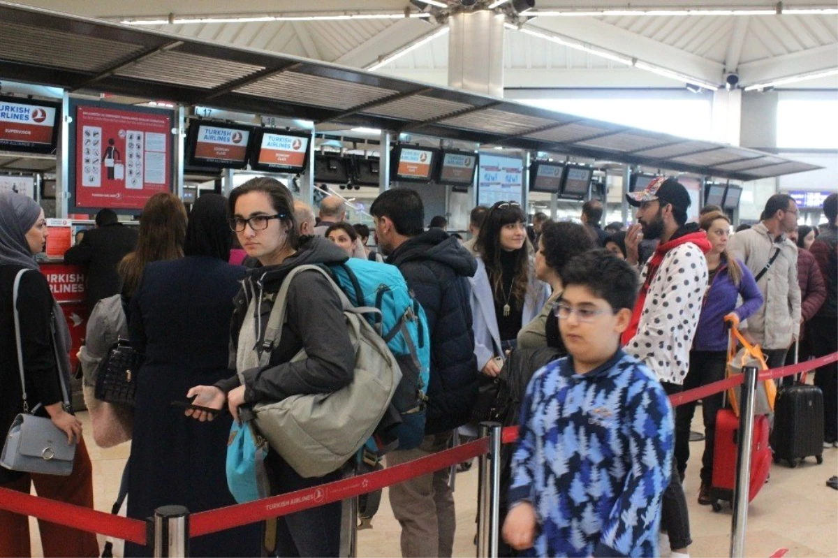 Atatürk Havalimanı\'nda Seçim Yoğunluğu