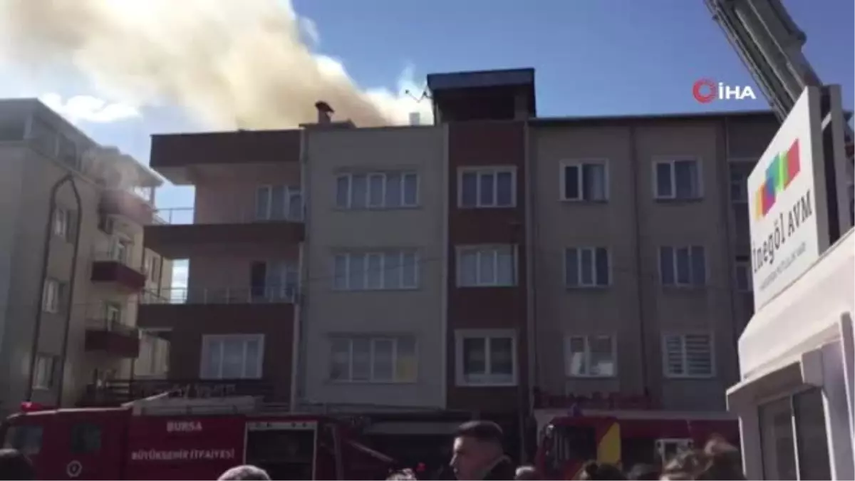 Avm\'deki Yüzlerce Kişi Yangını İzlemek İçin Sokağa Döküldü