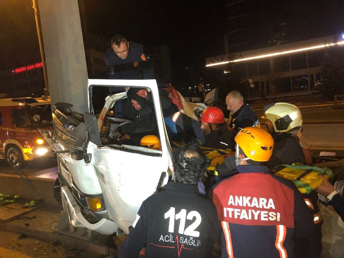 Başkent\'te Sebze Yüklü Kamyon Hurdaya Döndü