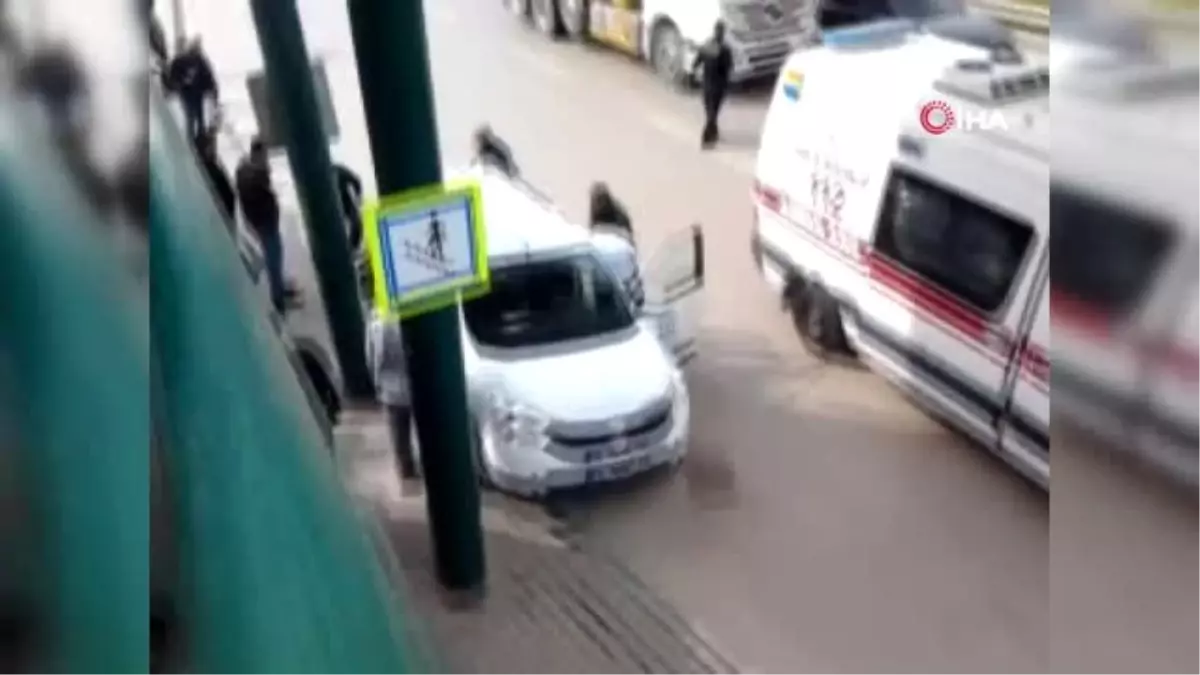 Bursa\'da Makas Atan Sürücü Önündeki Otomobile Arkadan Çarparak Otobüs Durağına Daldı.