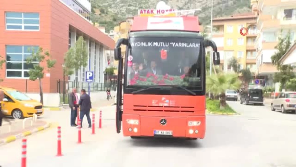 Dışişleri Bakanı Çavuşoğlu Alanya\'da Seçim Otobüsüyle Şehir Turu Yaptı