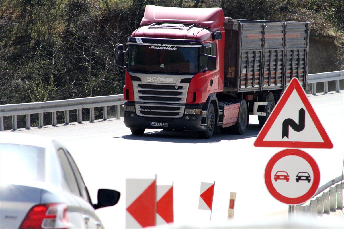 Düzce\'de Heyelan Nedeniyle Yolun Trafiğe Kapatılması