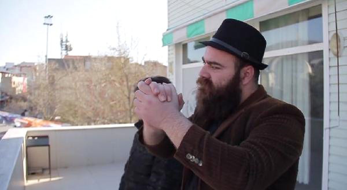 Filmde Muhtar Olan Tiyatrocu, Mahallesinde Aday