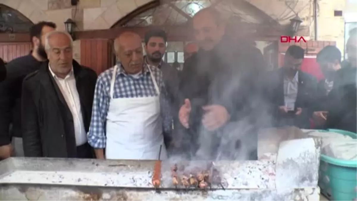 Gaziantep Adalet Bakanı Gül, Kebapçıda Ocağın Başına Geçti