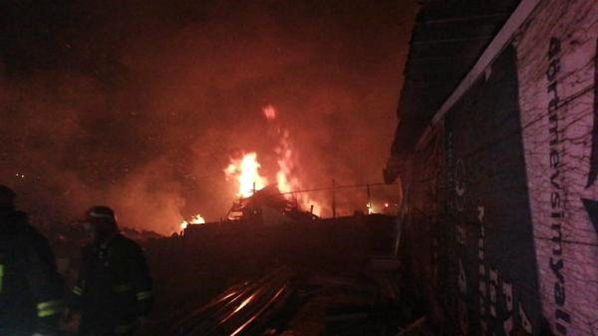 Gebze\'de Kapı ve Palet İmalathanesinde Yangın (1)