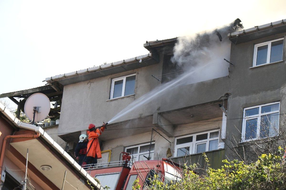 Kozlu\'da Yangında Ev Kullanılamaz Hale Geldi