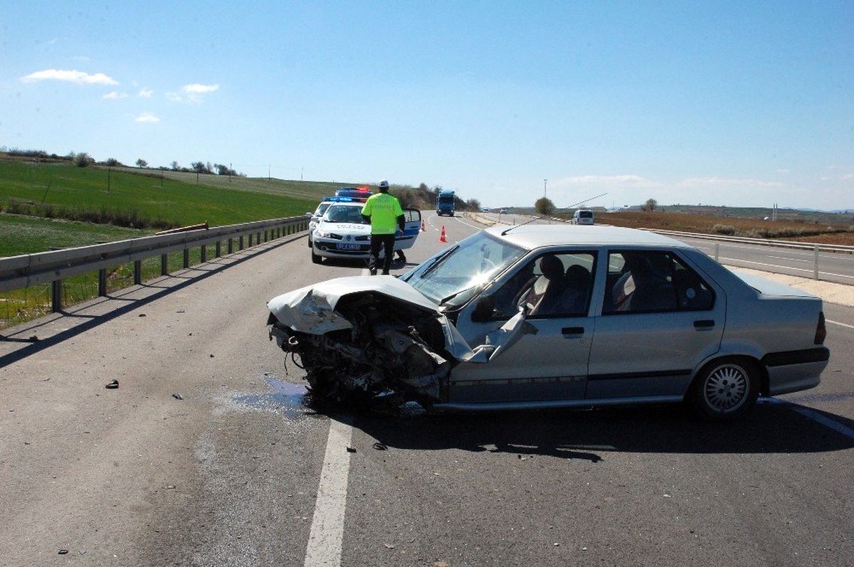 Lastiği Patladı, Karşı Şeritteki Otomobille Çarpıştı: 2 Yaralı