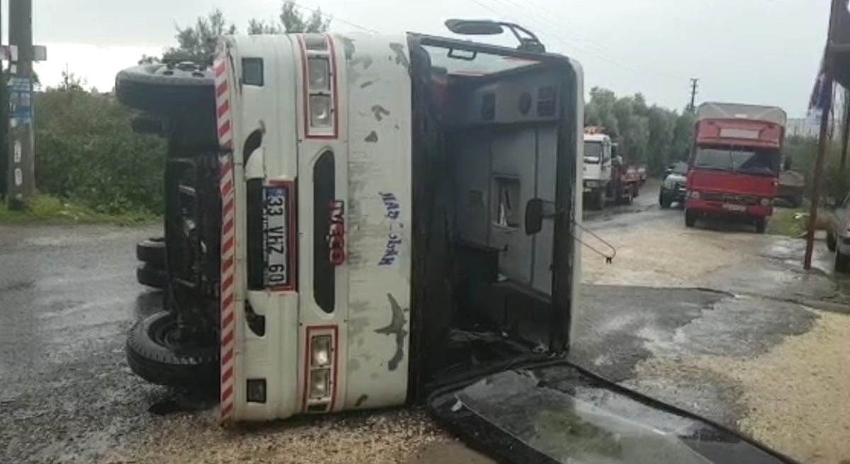 Mersin\'de İşçileri Taşıyan Minibüs Kaza Yaptı: 4 Yaralı
