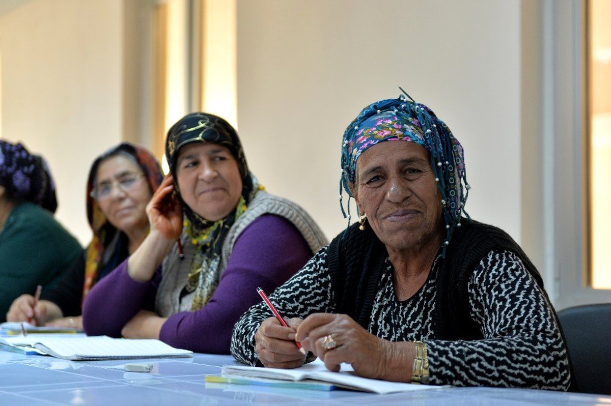 Muratpaşa\'da Kadınlar İçin Okuma Yazma Kursu