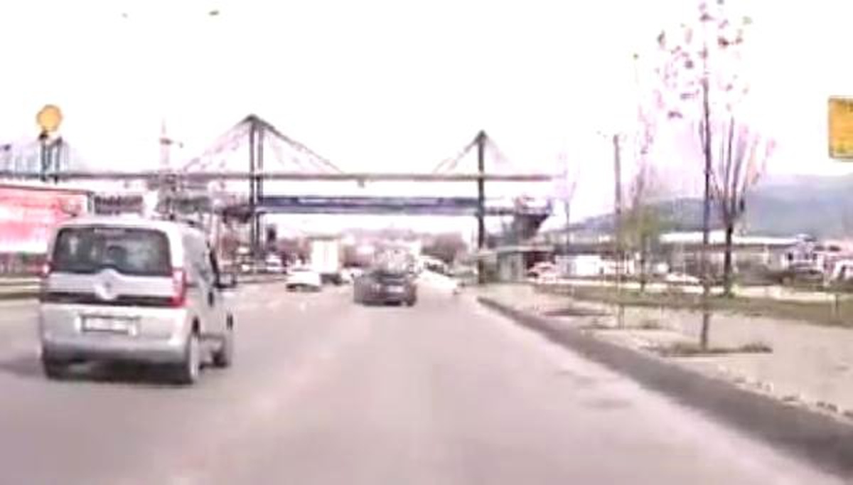 Otomobil, Otobüs Durağına Girdi: 3 Yaralı