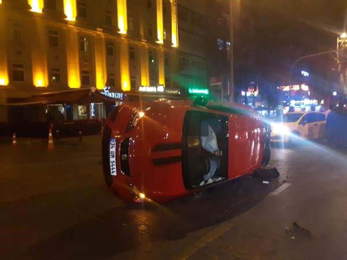 Otomobil Taksiye Çarptı: 3 Yaralı