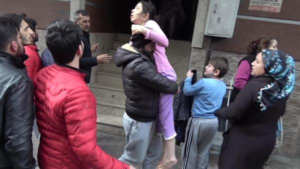 Sultangazi\'de Yangın Paniği: Mahsur Kalanları Mahalle Sakinleri Kurtardı