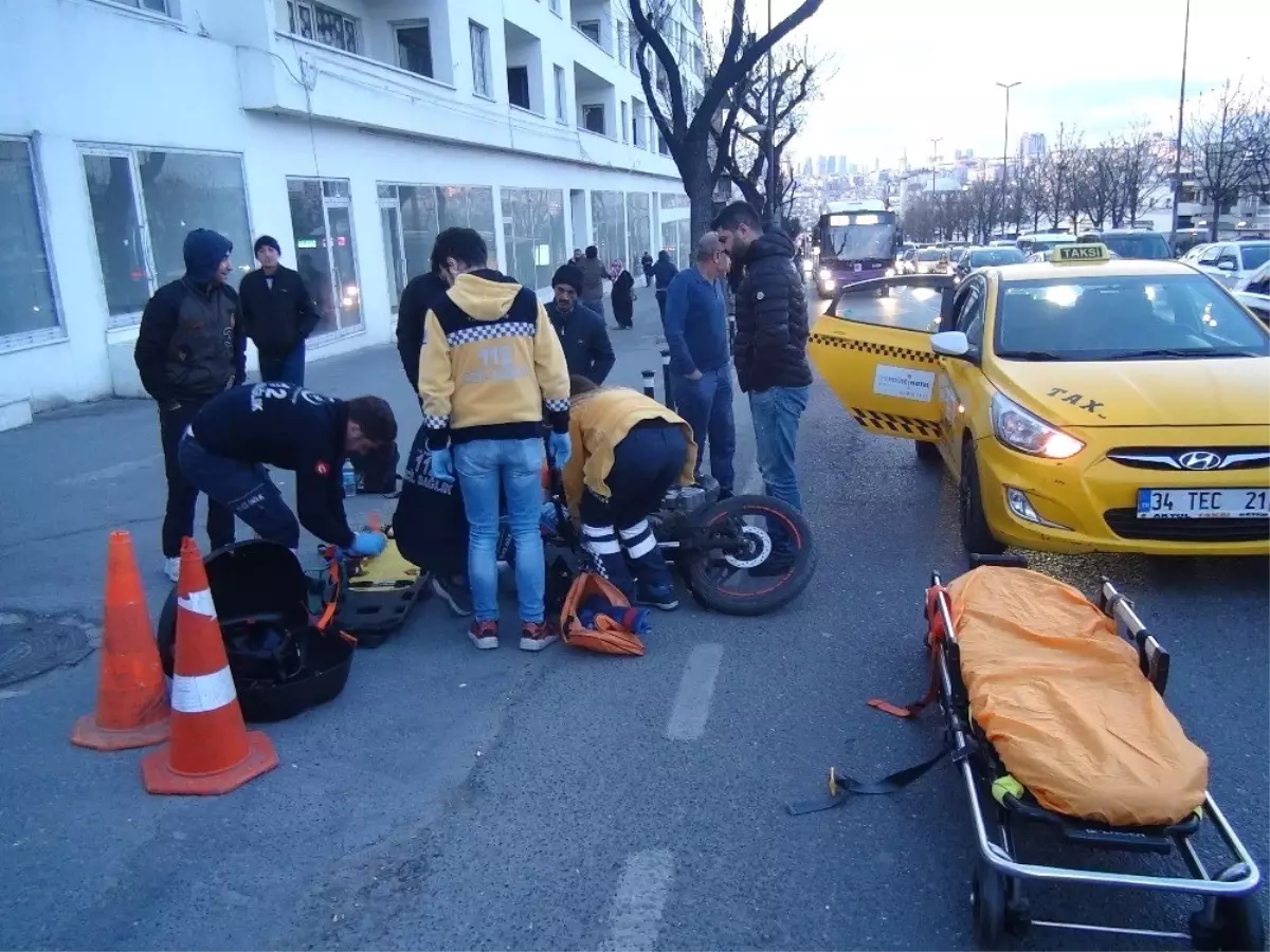 Taksinin Kapısını Aniden Açan Yolcu Motorlu Kuryeyi Yaraladı