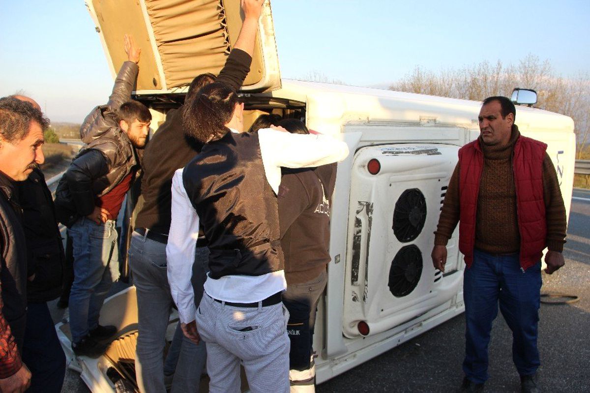 Tem\'de Minibüs Devrildi: 17 Yaralı