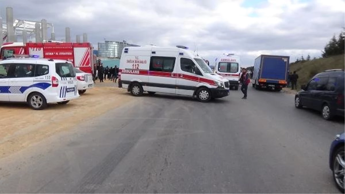 Tuzla\'da İki Otomobil Kafa Kafaya Çarpıştı: 1 Ölü, 5 Yaralı