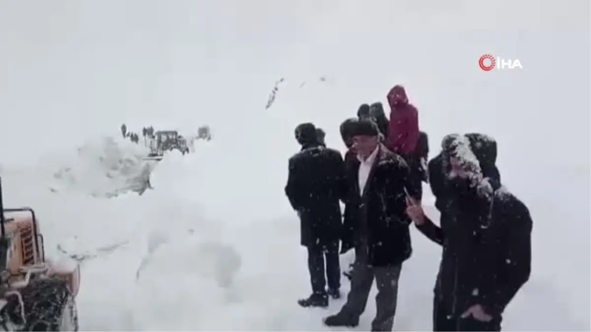 Van-Bahçesaray Karayoluna Çığ Düştü