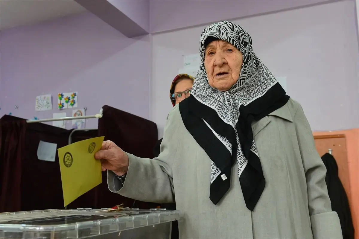 107 Yaşında Sandık Başına Yürüyerek Gitti