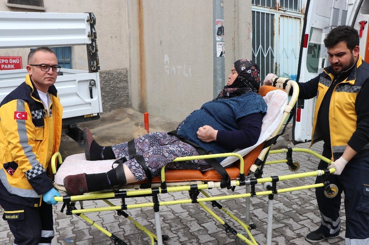 67 Yaşındaki Yaşlı Kadın Oyunu Kullanmak İçin Ambulans ile Geldi
