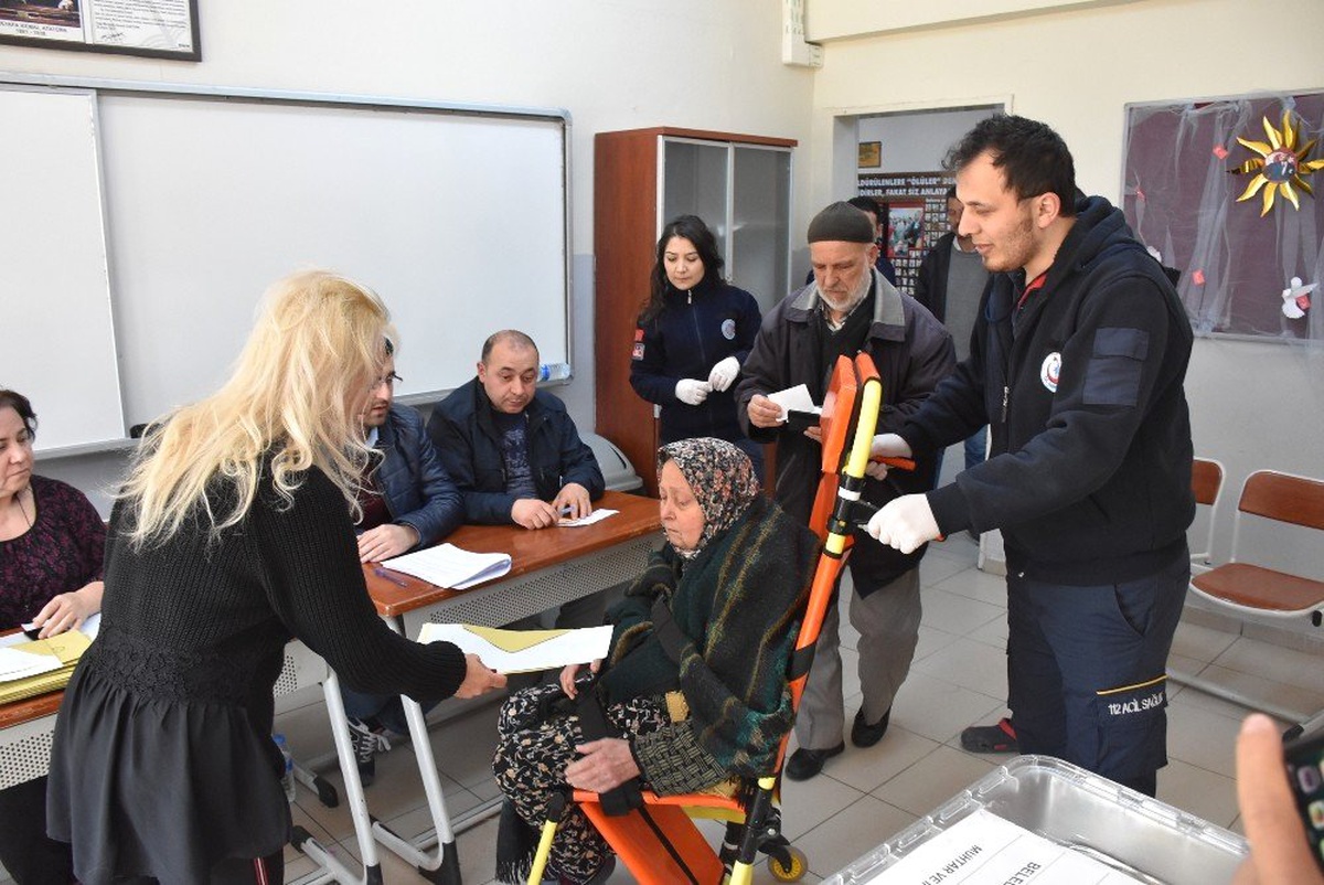 70 Yaşındaki Kadın Oy Kullanmaya Ambulansla Geldi