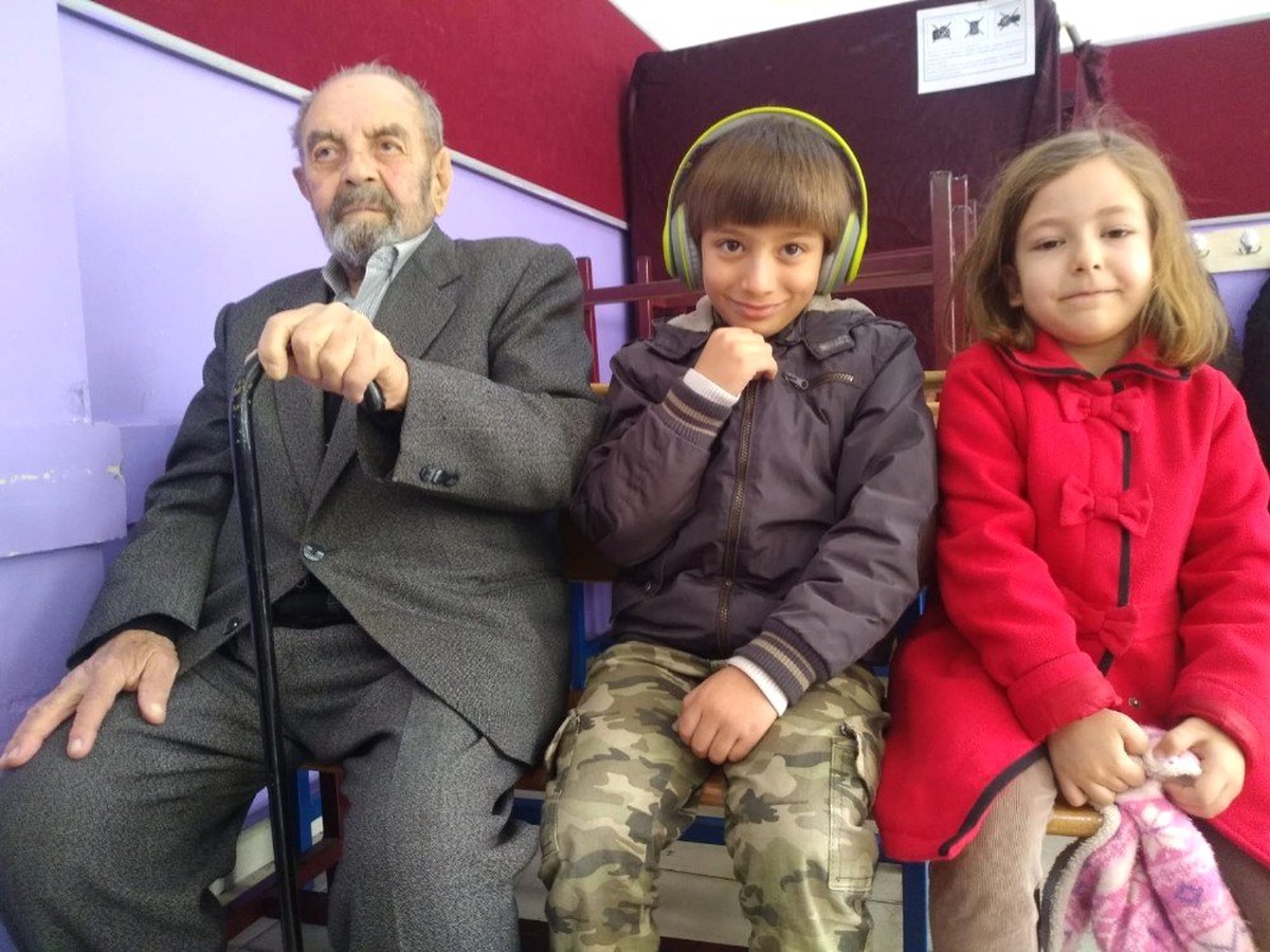 95 Yaşında Torunlarıyla Oy Kullanmaya Gitti