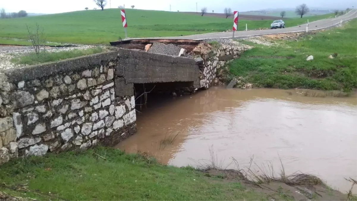 Adıyaman\'da Köprü Çöktü, Araçlar Yolda Mahsur Kaldı