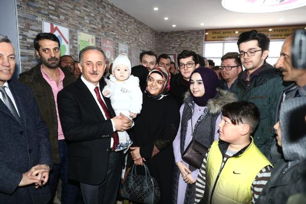 AK Parti Bağcılar Başkan Adayı Çağırıcı Oy Kullanmaya Torunuyla Geldi