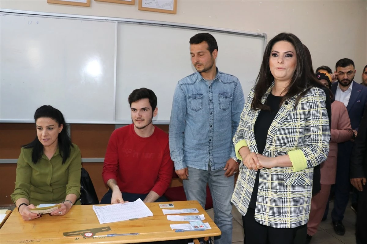 AK Parti Genel Başkan Yardımcısı Sarıeroğlu, Oyunu Kullandı