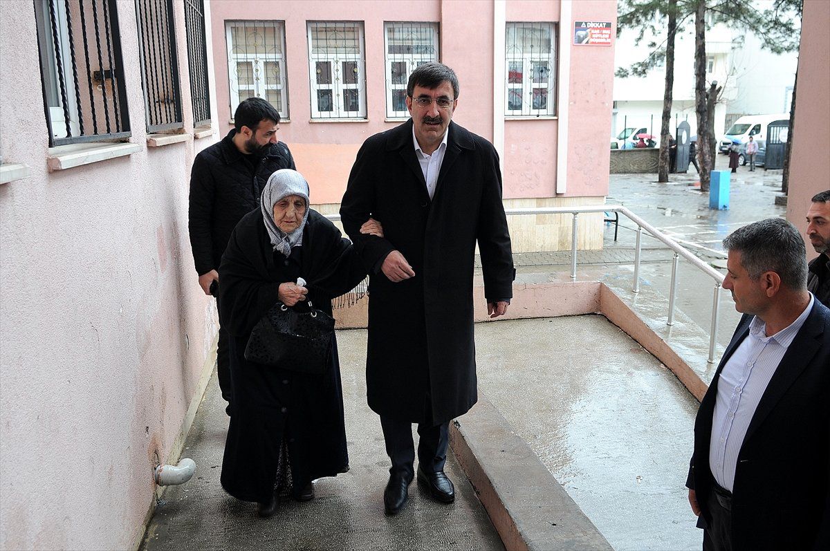 AK Parti Genel Başkan Yardımcısı Yılmaz, Oyunu Kullandı