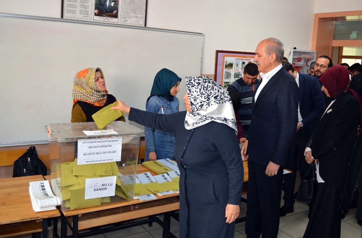 AK Parti Genel Başkanvekili Numan Kurtulmuş Oyunu Fatih\'te Kullandı