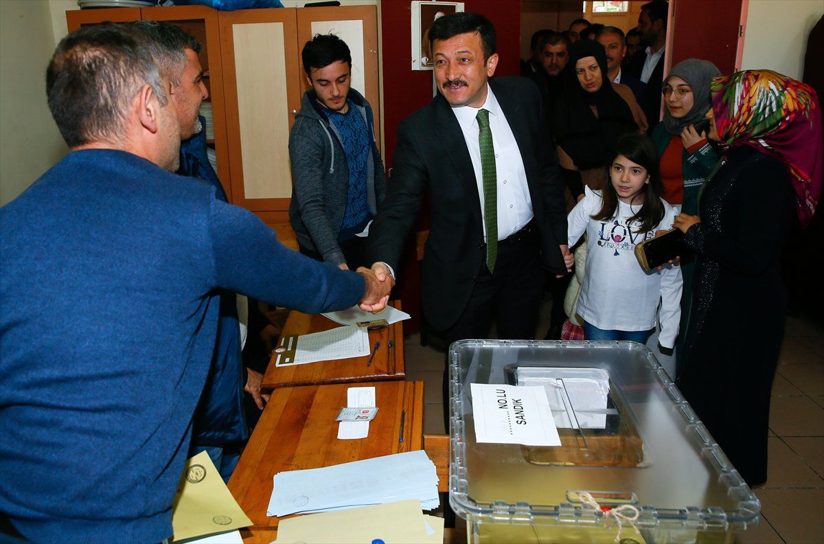 AK Parti\'li Dağ Oyunu İzmir\'de Kullandı