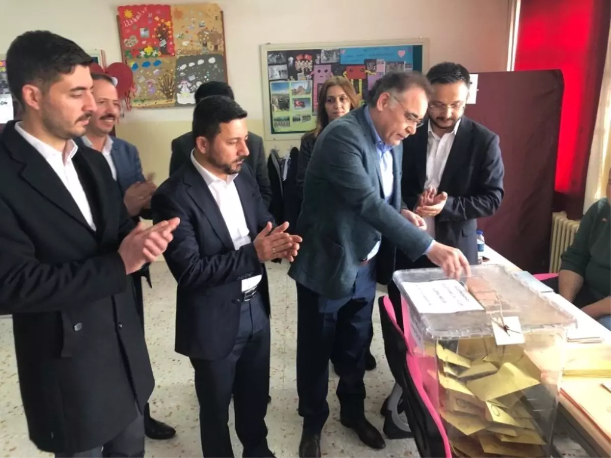 AK Parti Nevşehir Milletvekili Menekşe Oyunu Kullandı