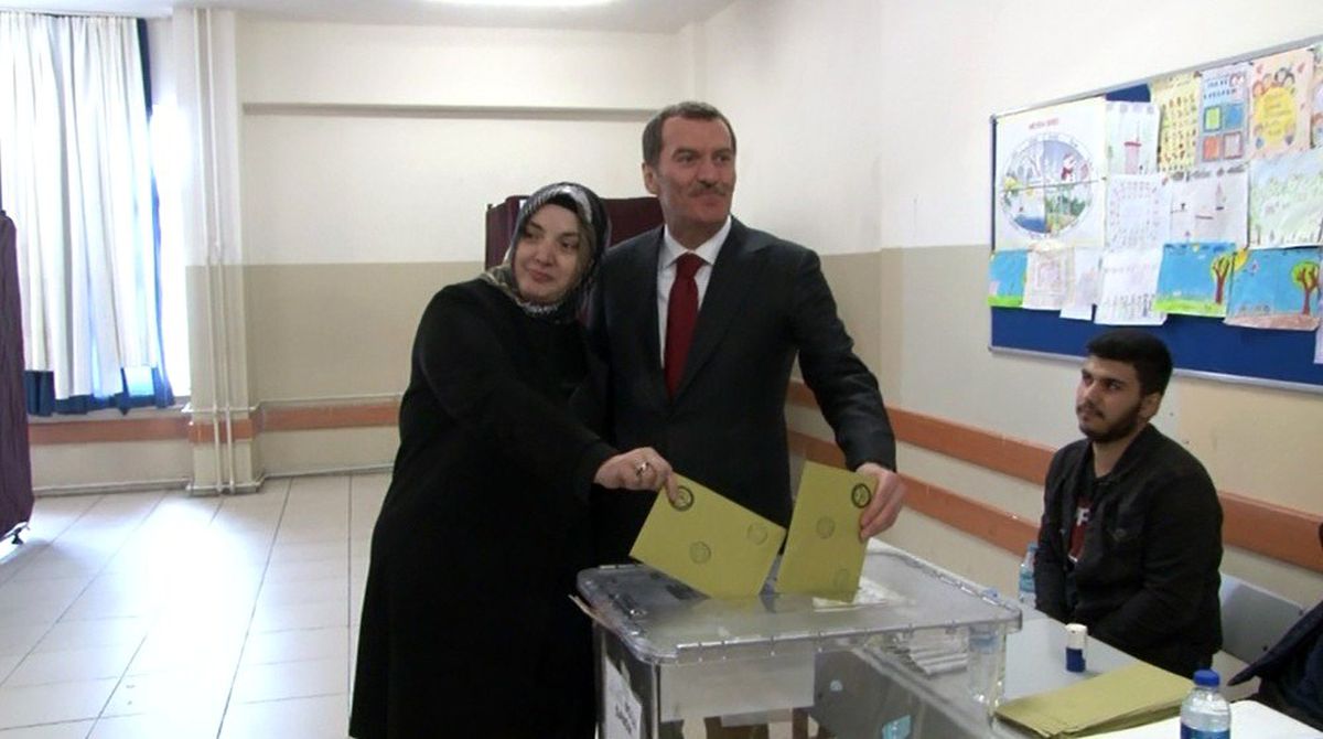 AK Parti Zeytinburnu Belediye Başkan Adayı Ömer Arısoy,oyunu Kullandı