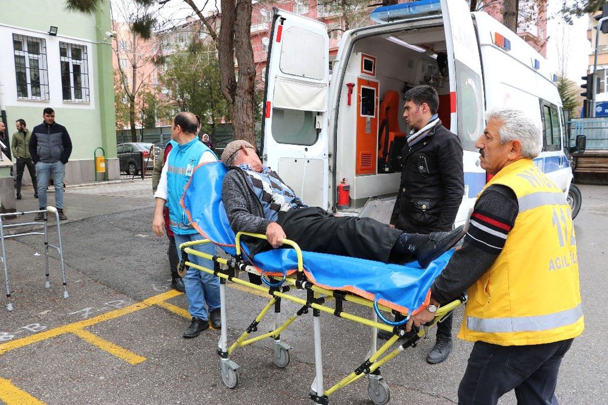 Ambulansla Sandık Başına Gittiler