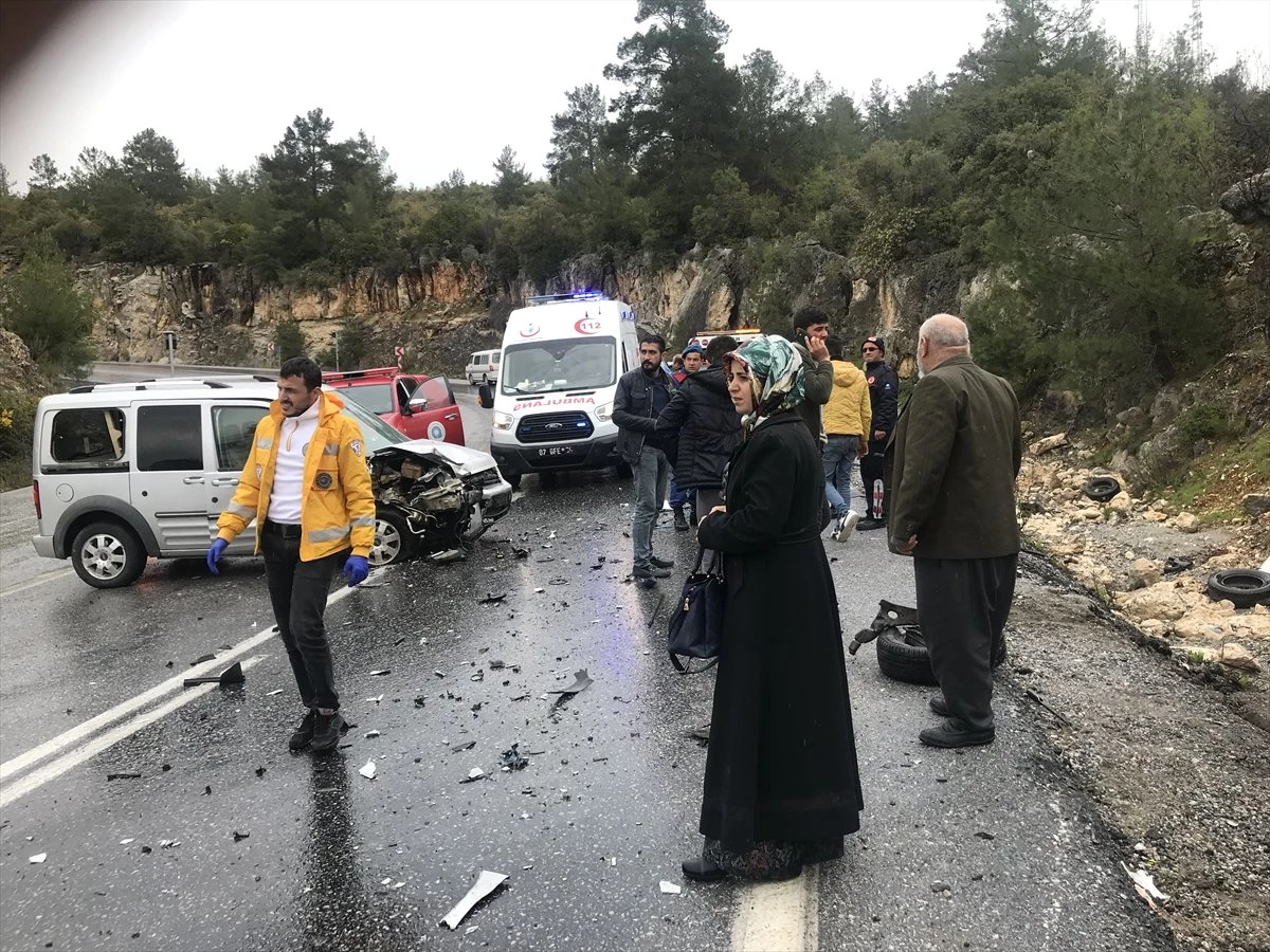 Antalya\'da Otomobille Kamyonet Çarpıştı: 5 Yaralı