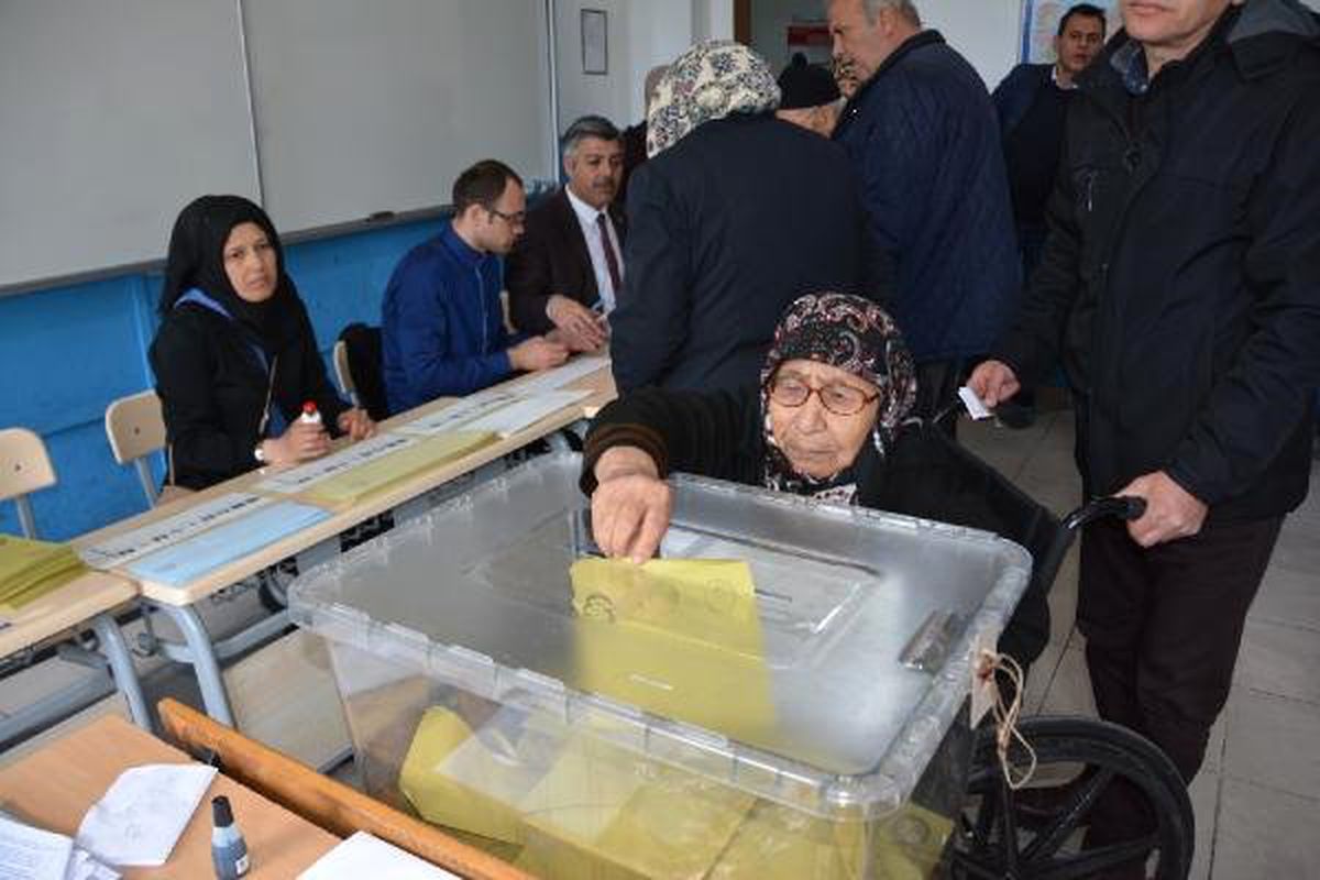 Balıkesir\'de 90 Yaşındaki Kadın, Oyunu Ekiplerin Yardımıyla Kullandı