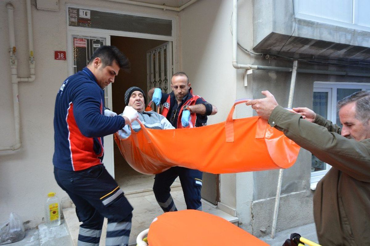 Bursa\'da Oy Kullanmaya Sedye ile Taşındılar