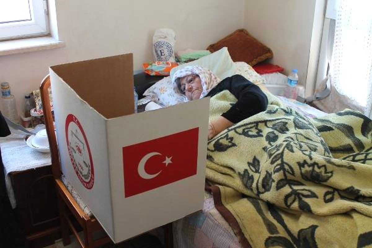 Bursa\'da Seçim Sandığı Hasta ve Engellilerin Evine Gitti