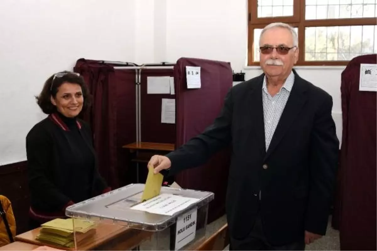 Çanakkale Belediye Başkanı ve CHP\'nin Adayı Gökhan, Oyunu Kullandı