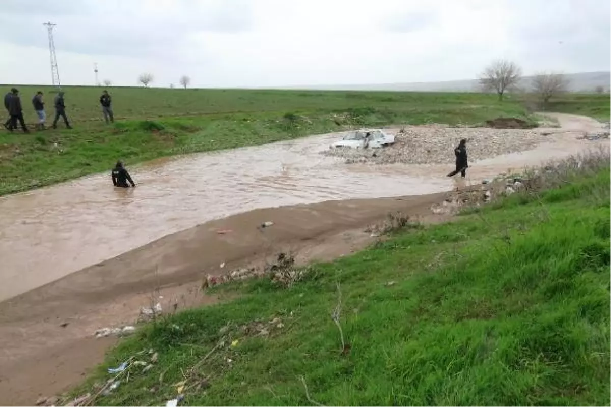 Çat Deresi Taştı, Akıntıya Kapılan 2 Kişi Kayboldu