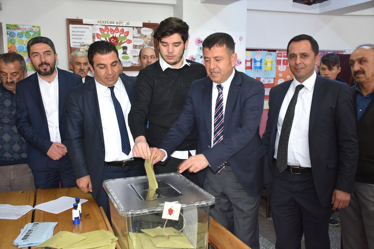 CHP Genel Başkan Yardımcısı Ağbaba, Oyunu Kullandı