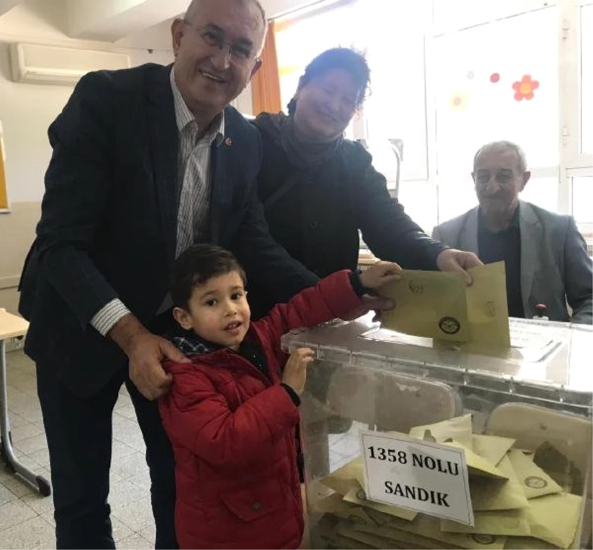 CHP İzmir Milletvekili Atila Sertel, Oyunu Torunuyla Kullandı