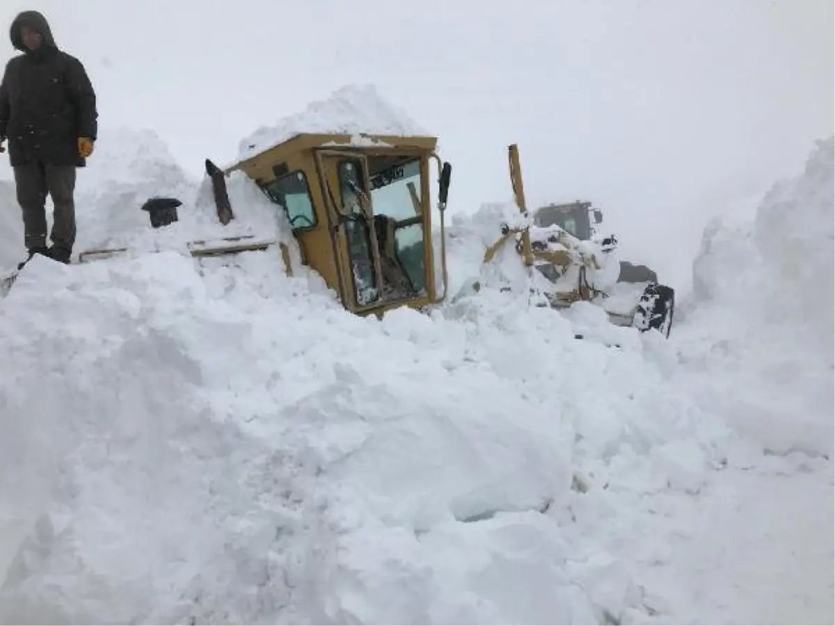 Çığ Altında Kalan İş Makinesinin Operatörü Kurtarıldı