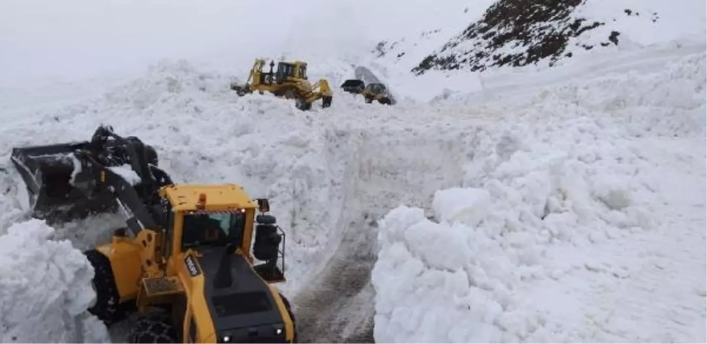 Çığ ve Heyelan, Hakkari-Şırnak Karayolunu Kapattı