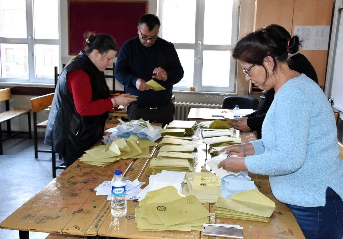 Çorlu\'da Sandıklar Açıldı, Oylar Sayılıyor