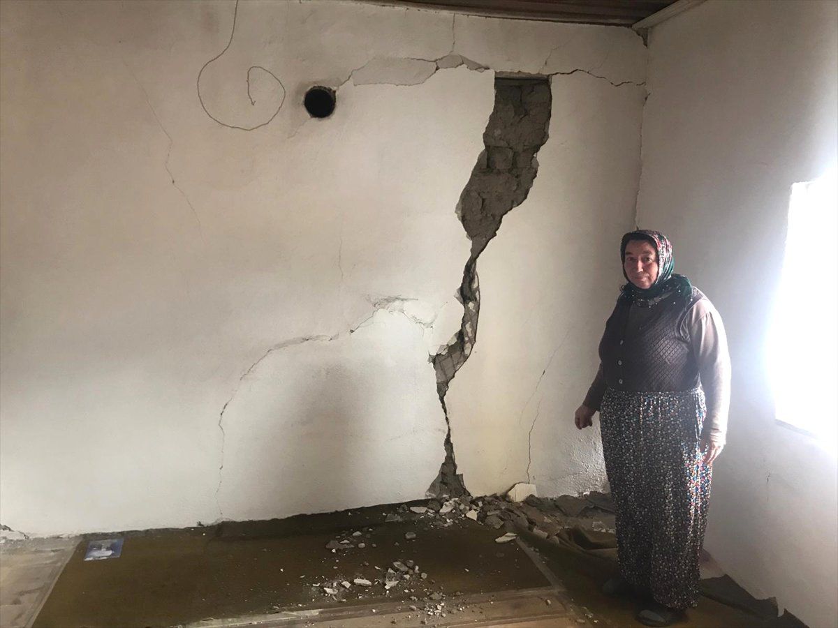 Denizli\'de 4,9 Büyüklüğünde Deprem