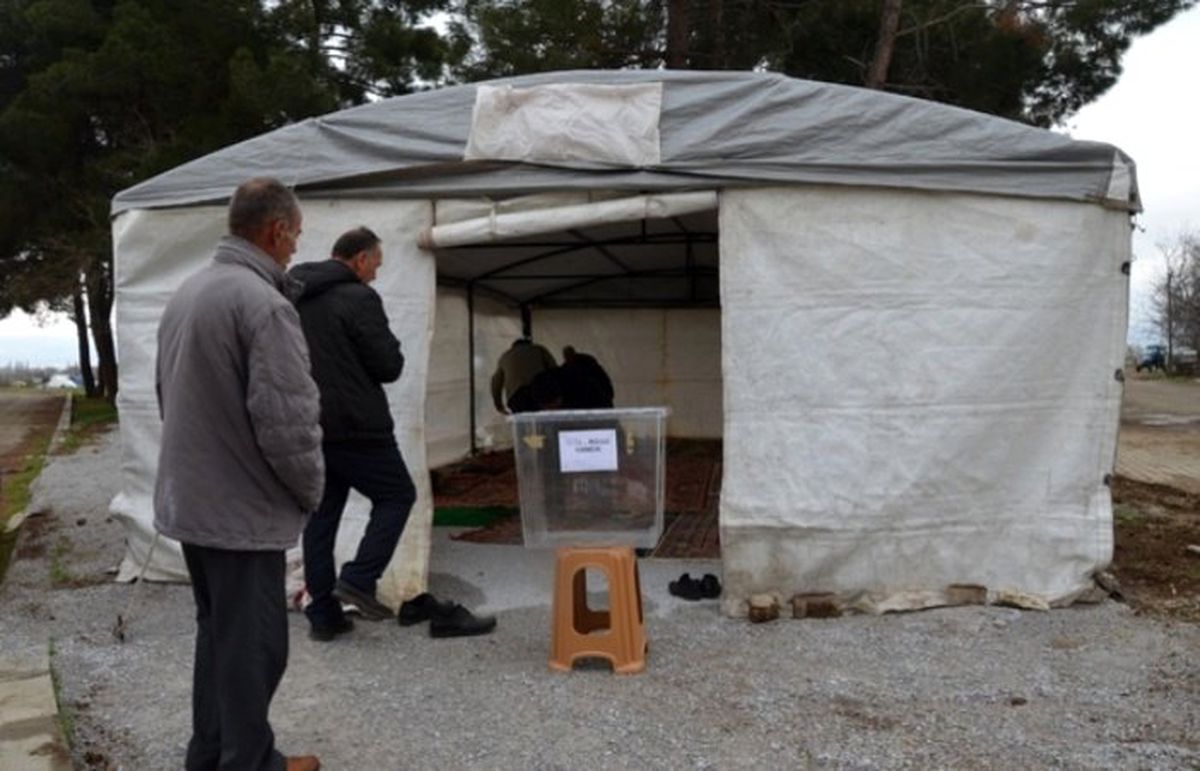 Denizli\'de depremzedeler çadırda oy kullanıyor