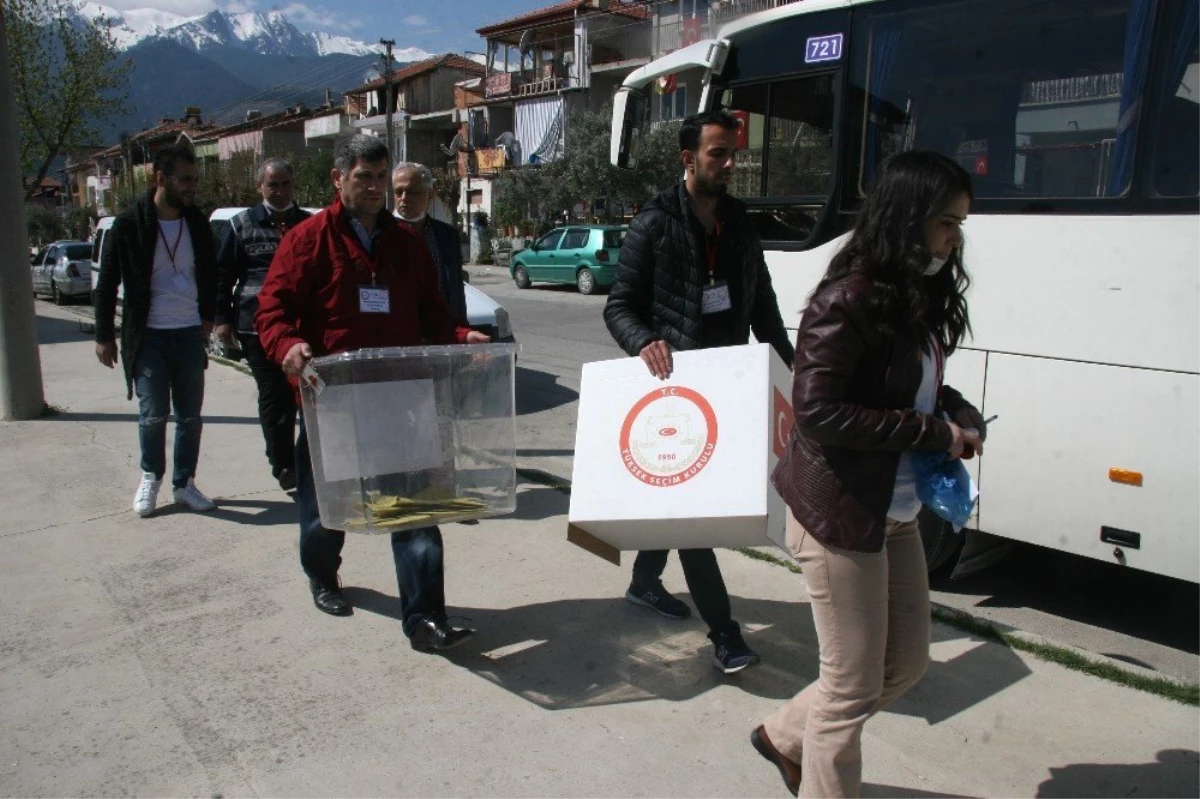 Denizli\'de Onlarca Vatandaş Seyyar Sandıklarda Oy Kullandı