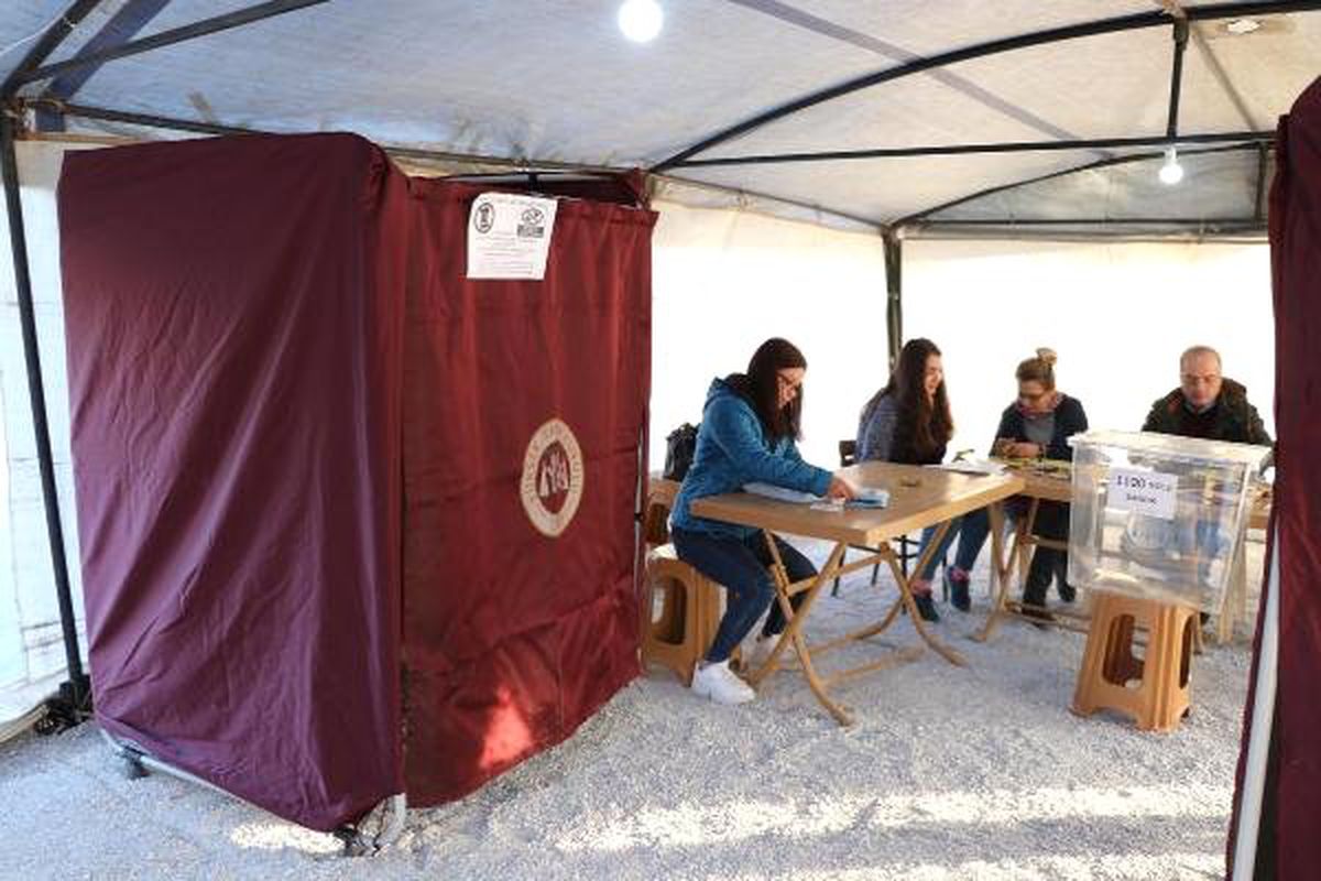 Depremzedeler Oylarını Çadırlarda Kullanıyor